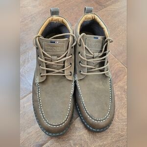 IZOD Men's LARRSON Brown Casual Chukka In 8.5 With Memory Foam Insole.